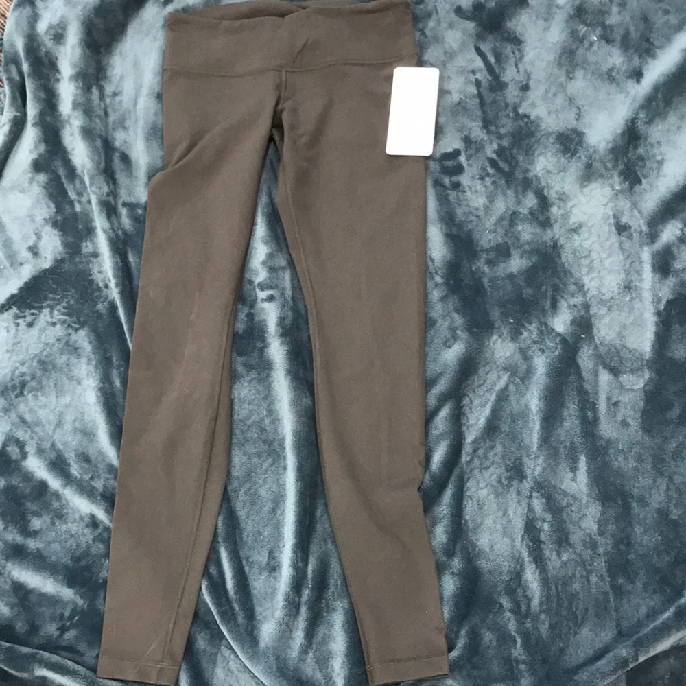 NWT Lululemon Wunder Under size 8